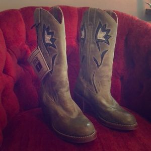 NWT Frye cowboy boots